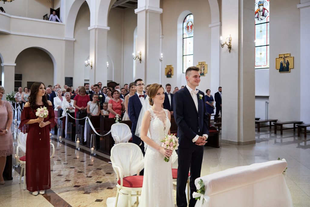 para młoda przed ołtarzem
