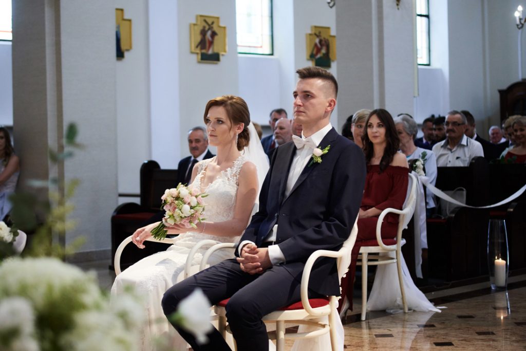 para młoda przed ołtarzem