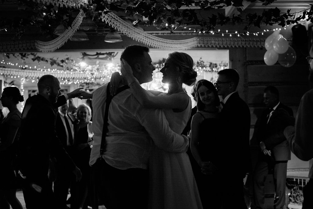 wesele w gazdówce pod lasem