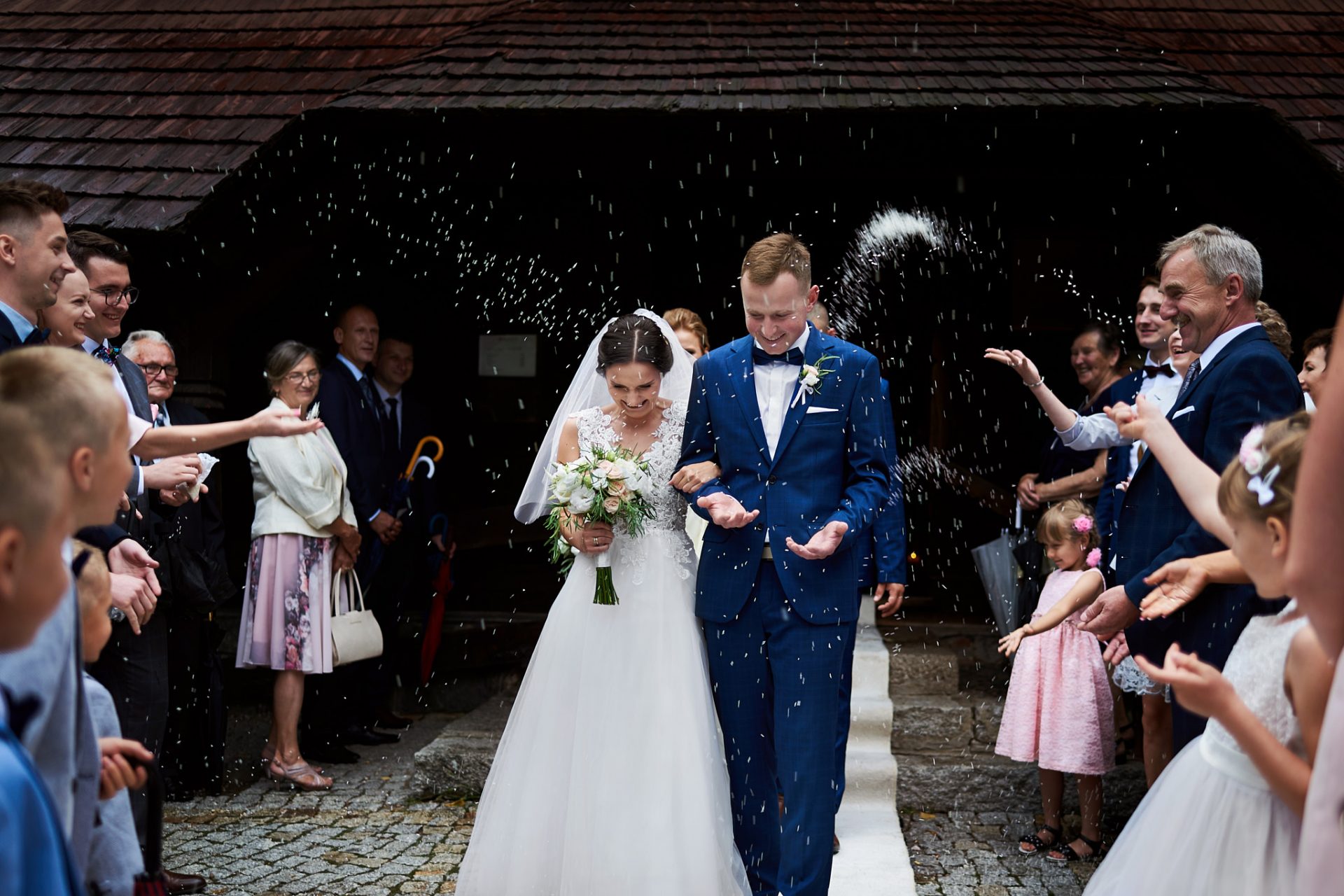 wyjście z kościoła młodej pary